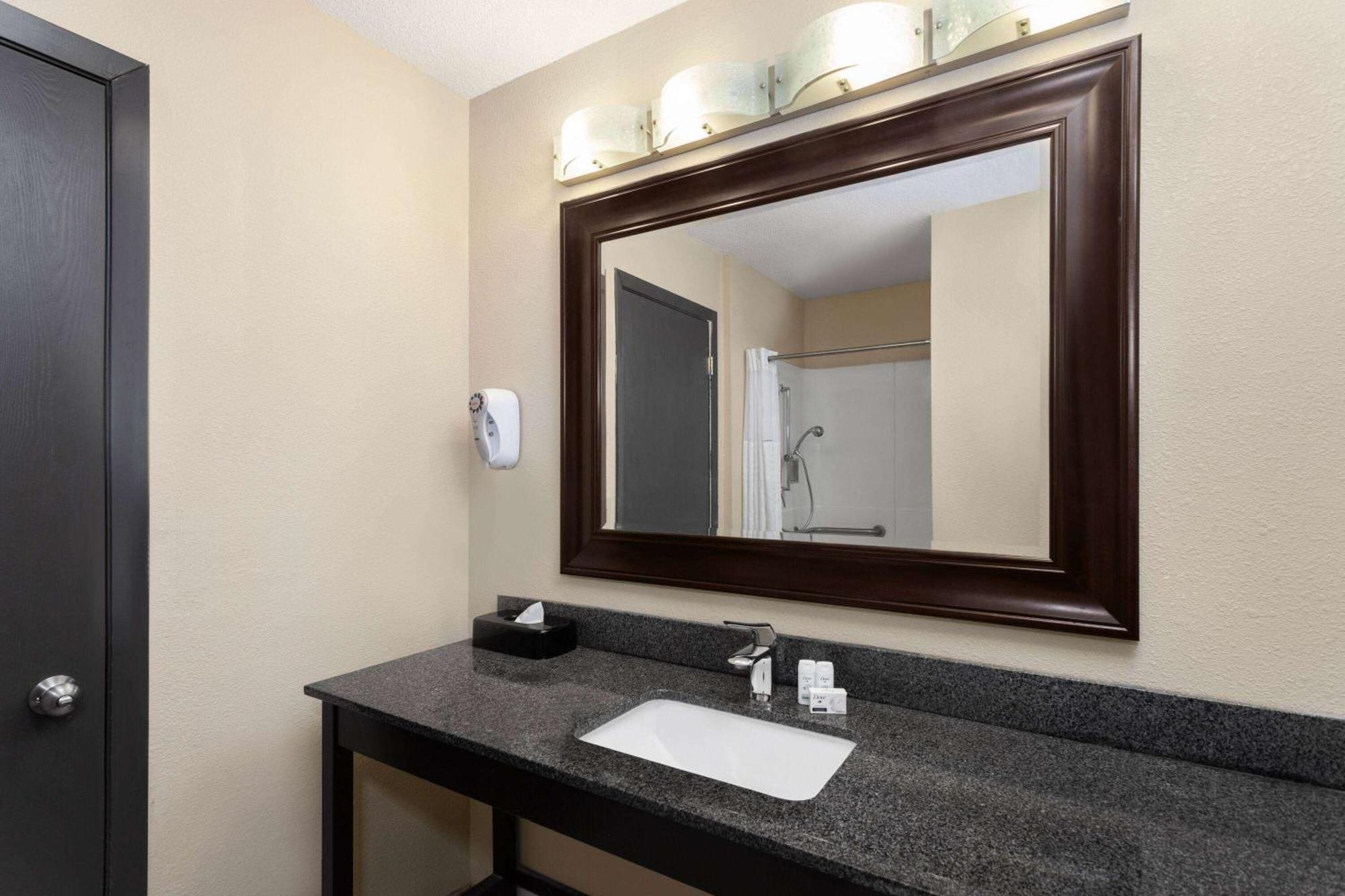 Baymont By Wyndham Copley Akron Bagian luar foto